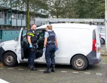 Man aangehouden na conflict bij woning, voertuig doorzocht op mogelijk vuurwapen