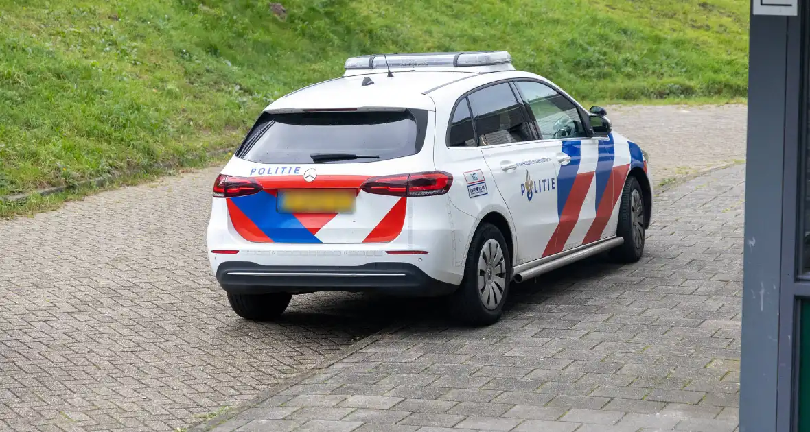 Man aangehouden na conflict bij woning, voertuig doorzocht op mogelijk vuurwapen - Foto 4