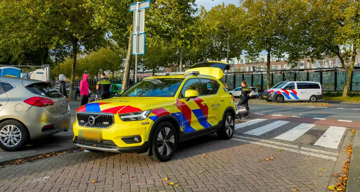 Scooterrijder knalt in flank van auto