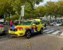 Scooterrijder knalt in flank van auto