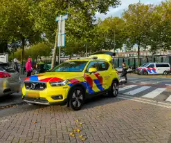 Scooterrijder knalt in flank van auto