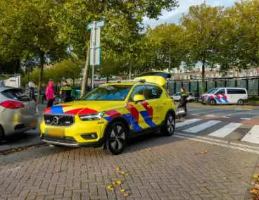 Scooterrijder knalt in flank van auto