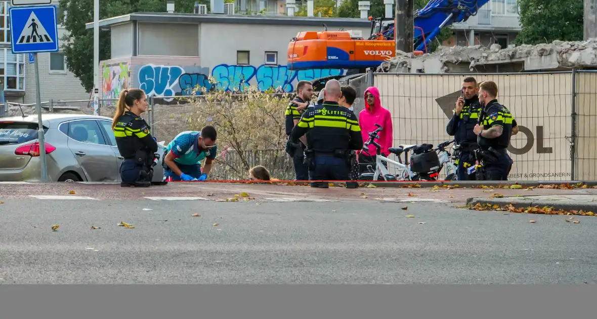 Scooterrijder knalt in flank van auto - Foto 4