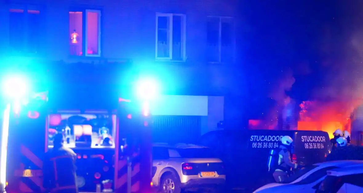 Metershoge vlammen bij uitslaande woningbrand - Foto 3