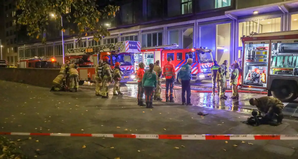 Bewoners op straat door grote brand in appartement