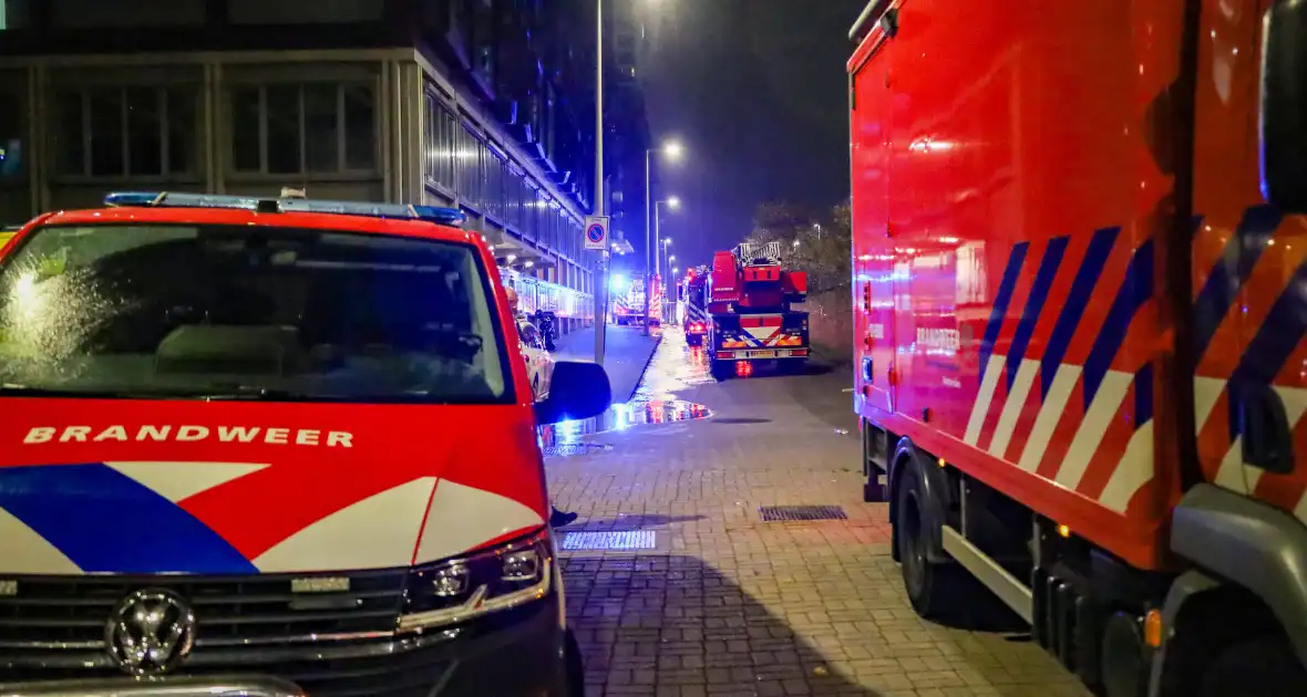 Bewoners op straat door grote brand in appartement - Foto 1