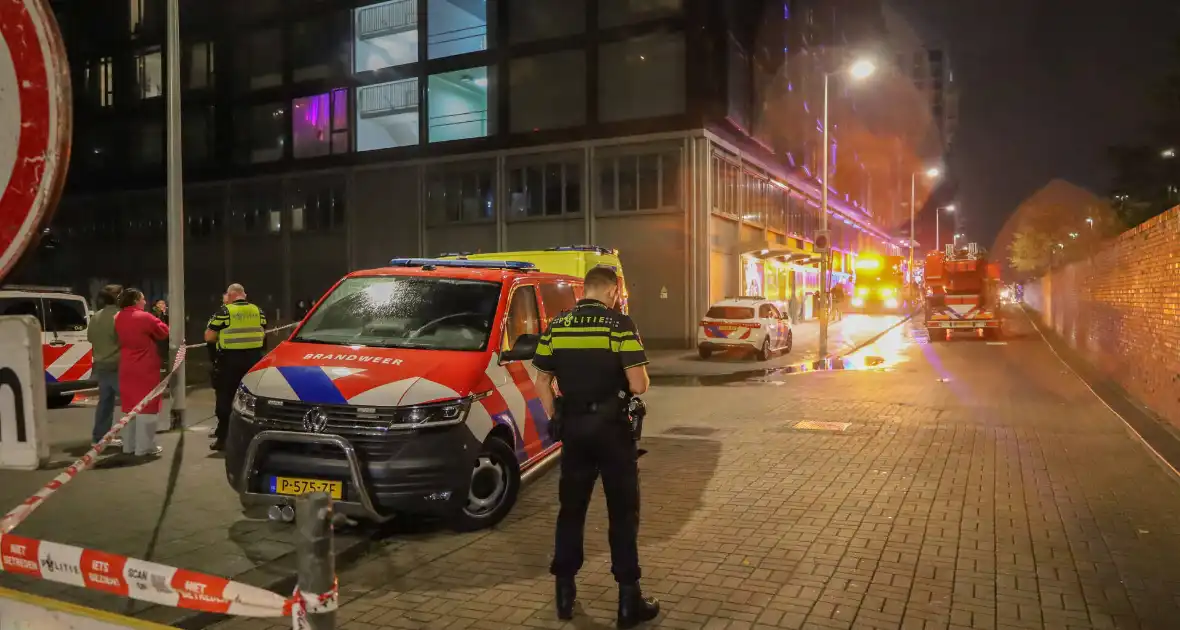 Bewoners op straat door grote brand in appartement - Foto 4