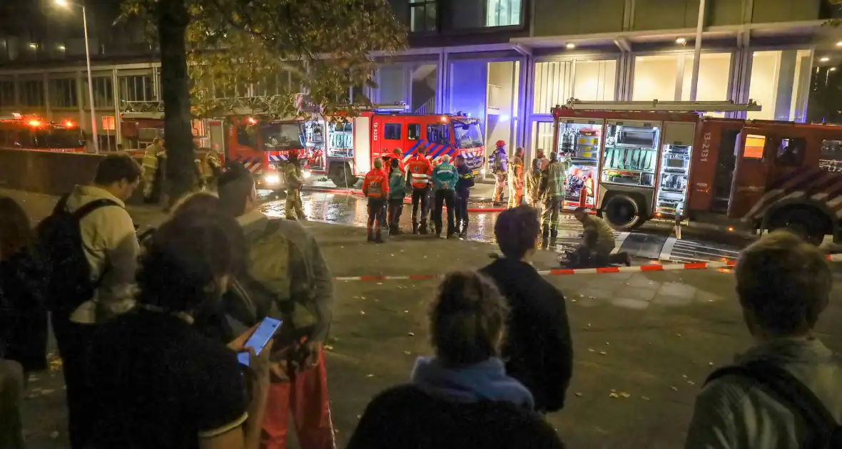 Bewoners op straat door grote brand in appartement - Foto 5