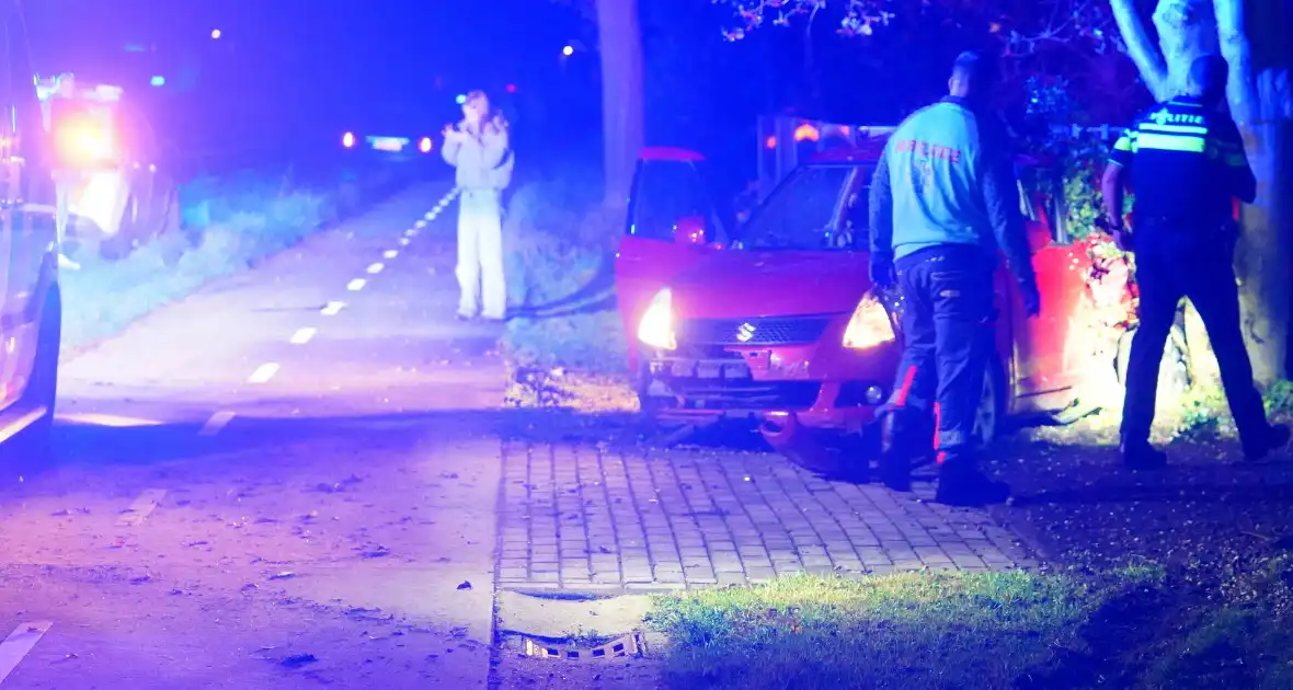 Auto raakt van de weg, botst tegen boom en eindigt in voortuin