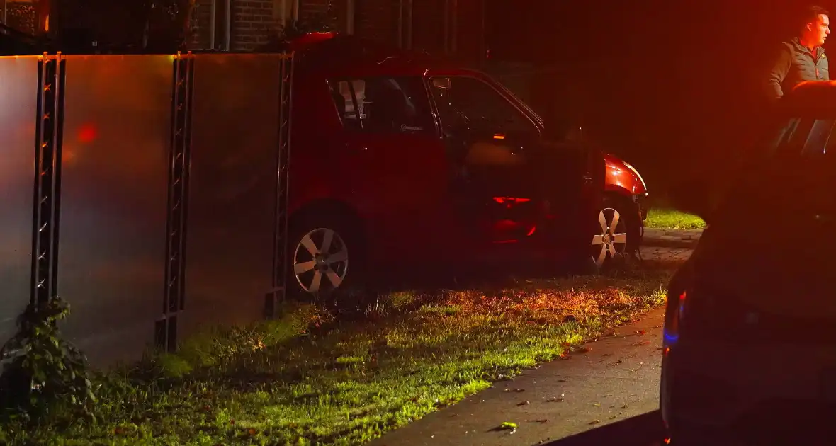 Auto raakt van de weg, botst tegen boom en eindigt in voortuin - Foto 3