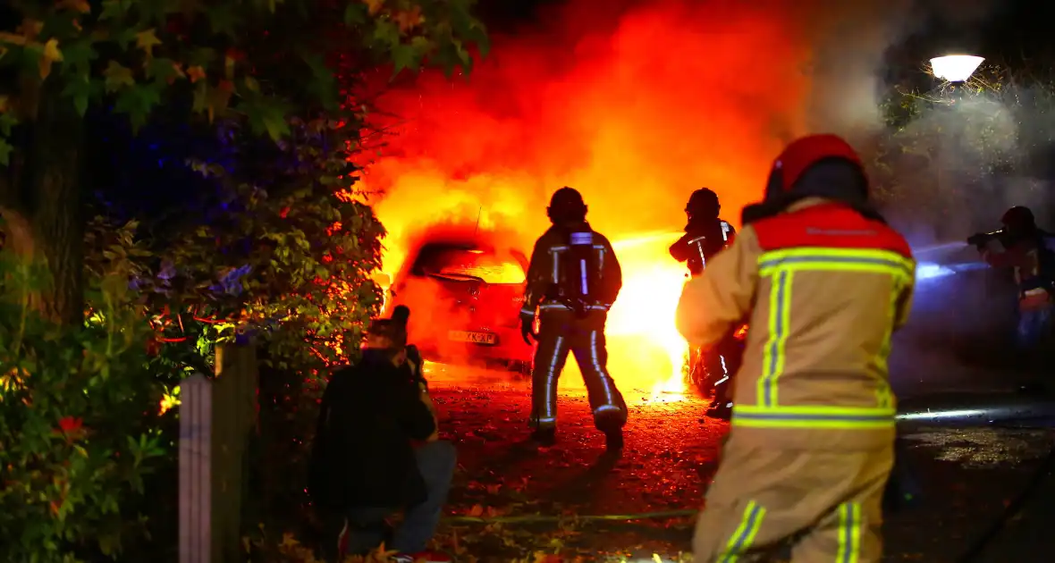 Twee voertuigen door brand verwoest op parkeerplaats