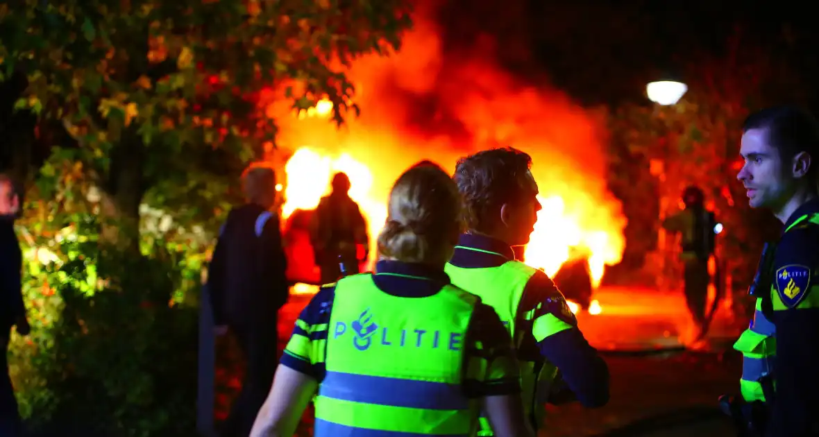 Twee voertuigen door brand verwoest op parkeerplaats - Foto 1