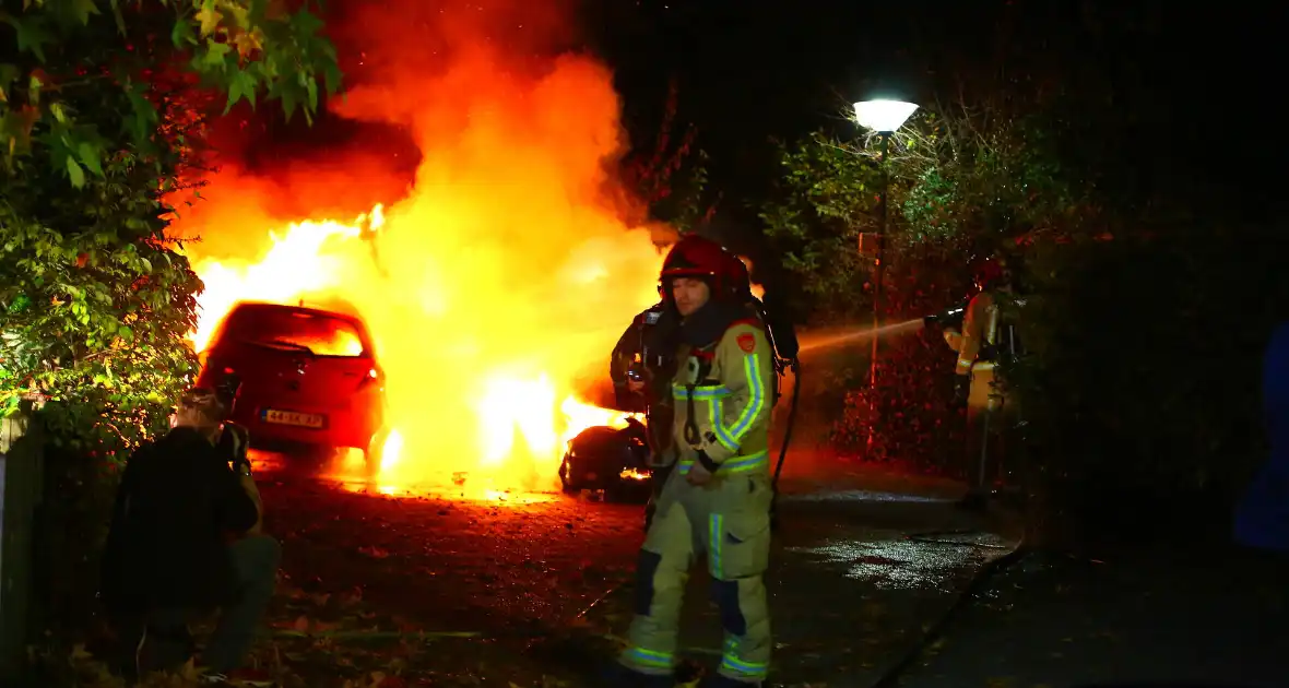 Twee voertuigen door brand verwoest op parkeerplaats - Foto 2