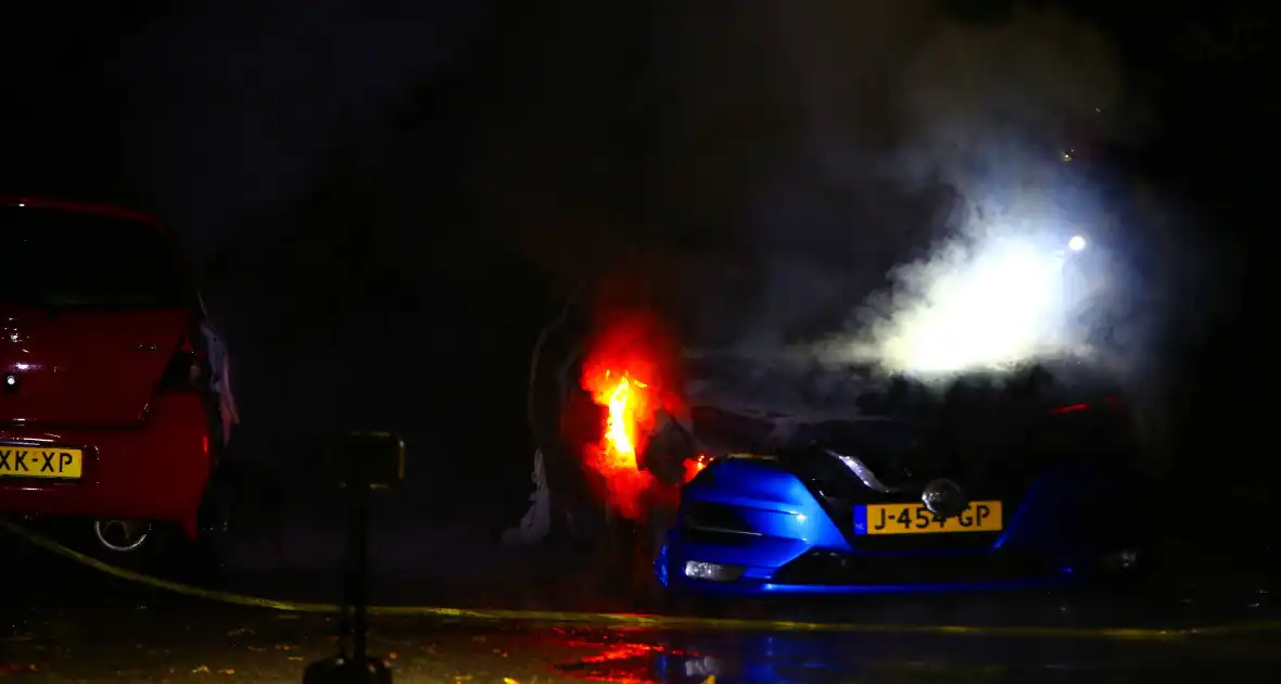 Twee voertuigen door brand verwoest op parkeerplaats - Foto 5