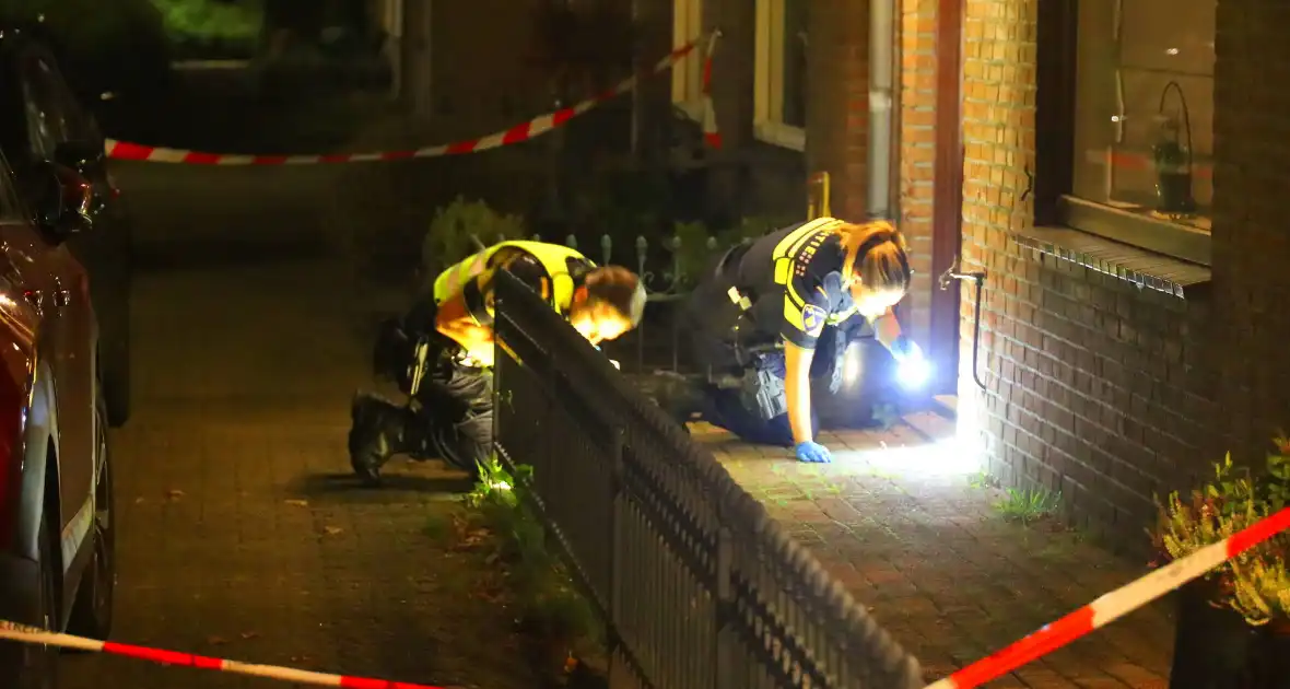 Gat in voordeur door explosie - Foto 6