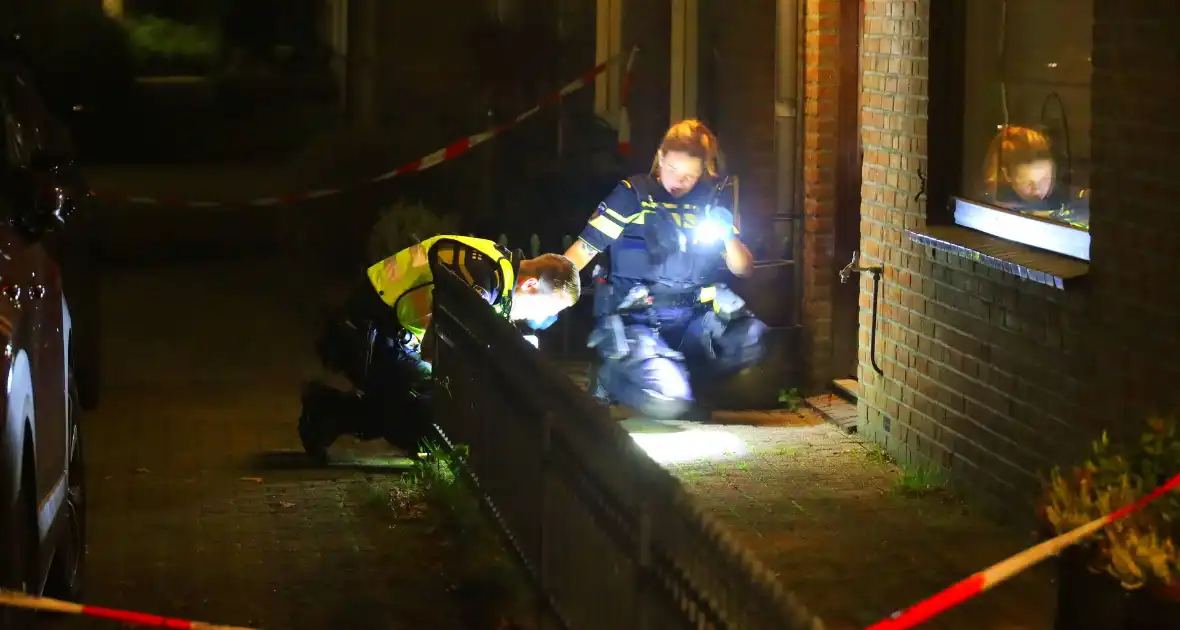 Gat in voordeur door explosie - Foto 7