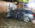 Geparkeerde personenauto totaal verwoest door brand