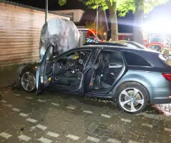 Geparkeerde personenauto totaal verwoest door brand