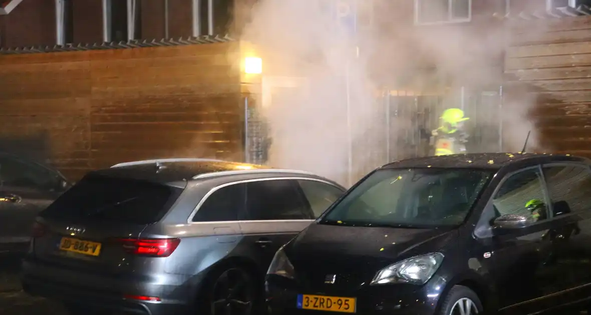 Geparkeerde personenauto totaal verwoest door brand - Foto 2