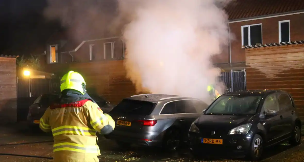 Geparkeerde personenauto totaal verwoest door brand - Foto 3