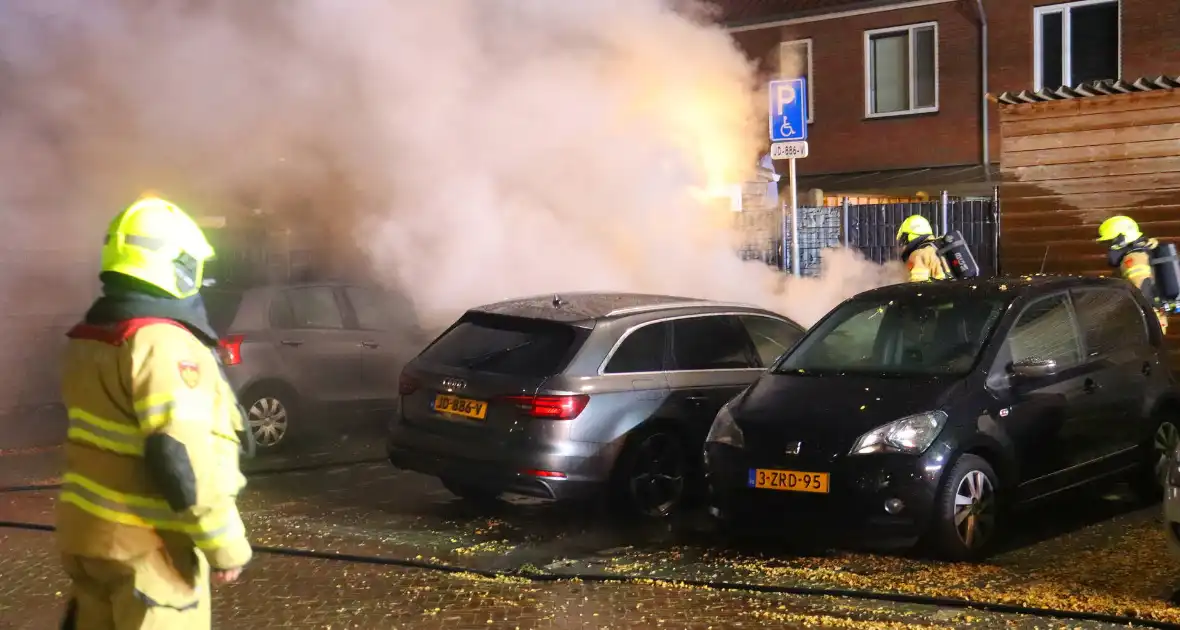 Geparkeerde personenauto totaal verwoest door brand - Foto 5