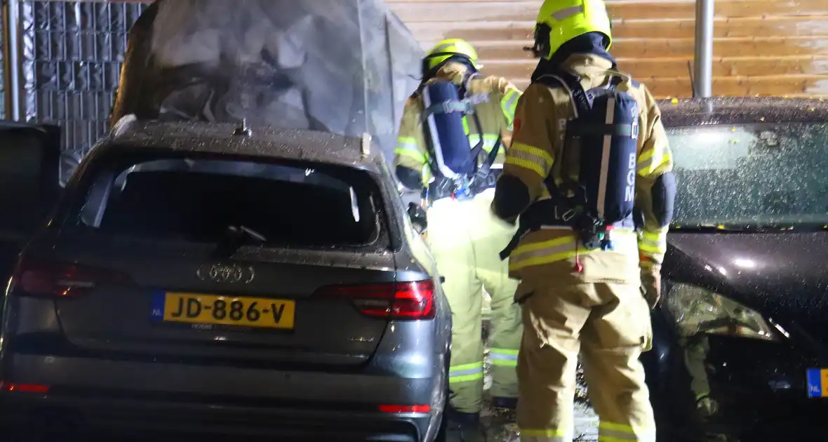 Geparkeerde personenauto totaal verwoest door brand - Foto 6