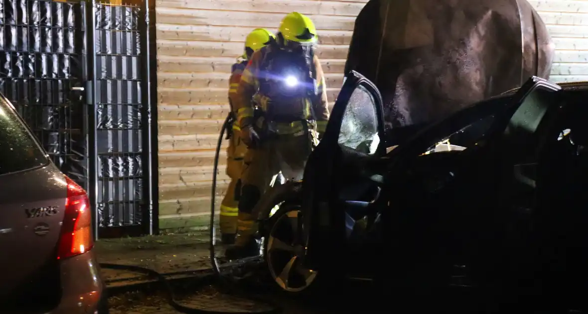 Geparkeerde personenauto totaal verwoest door brand - Foto 7