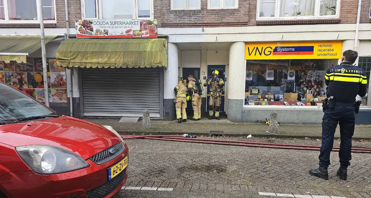 Brandweer forceert deur supermarkt - Foto 3