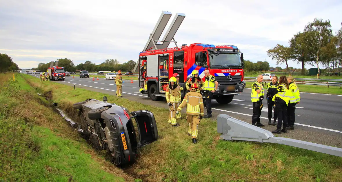 Personenauto belandt op de zijkant in sloot