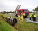 Personenauto belandt op de zijkant in sloot