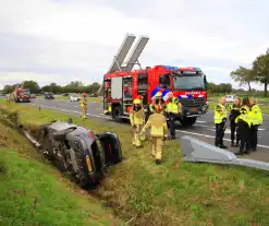 Personenauto belandt op de zijkant in sloot