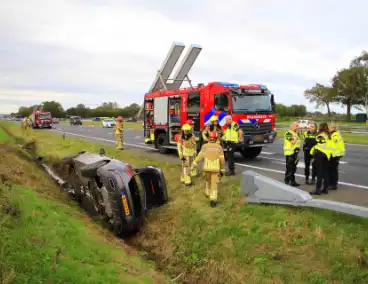 Personenauto belandt op de zijkant in sloot