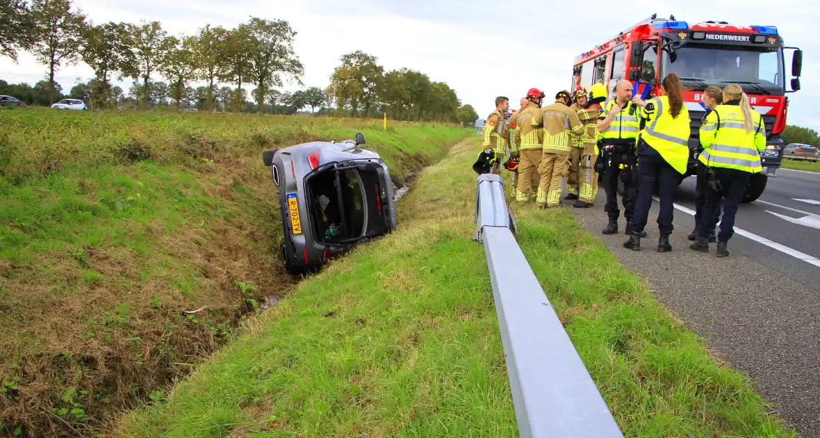 Personenauto belandt op de zijkant in sloot - Foto 2