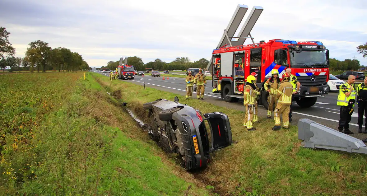 Personenauto belandt op de zijkant in sloot - Foto 3