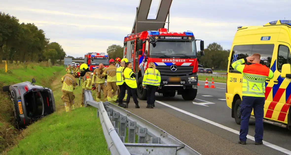 Personenauto belandt op de zijkant in sloot - Foto 4