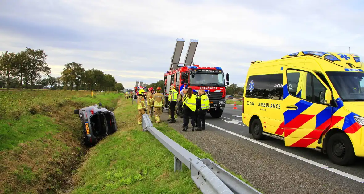 Personenauto belandt op de zijkant in sloot - Foto 5