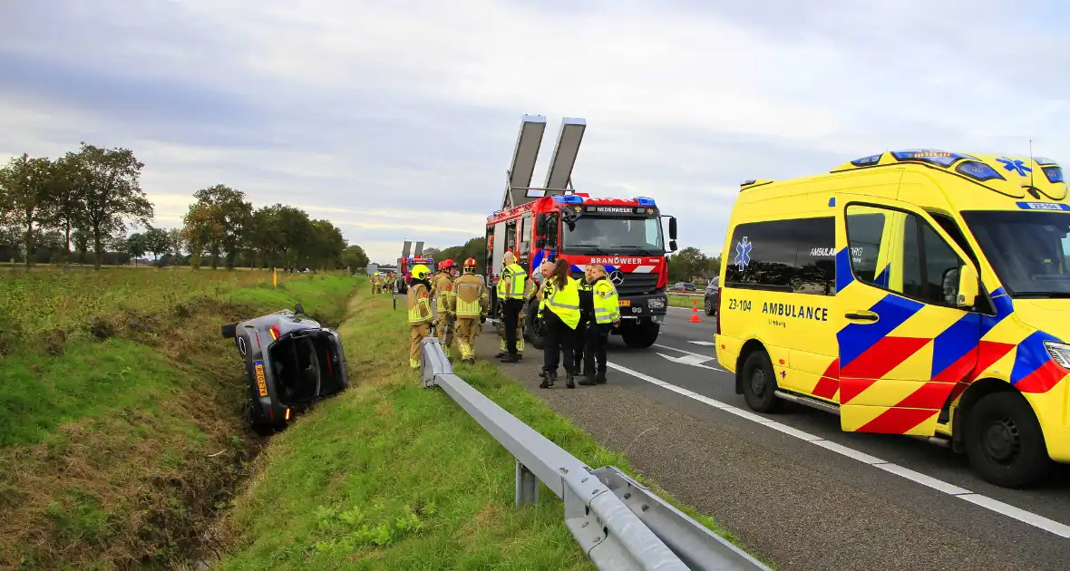 Personenauto belandt op de zijkant in sloot - Foto 6