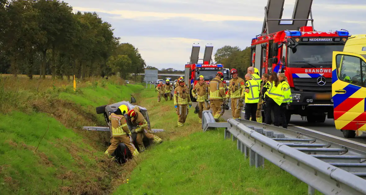 Personenauto belandt op de zijkant in sloot - Foto 7