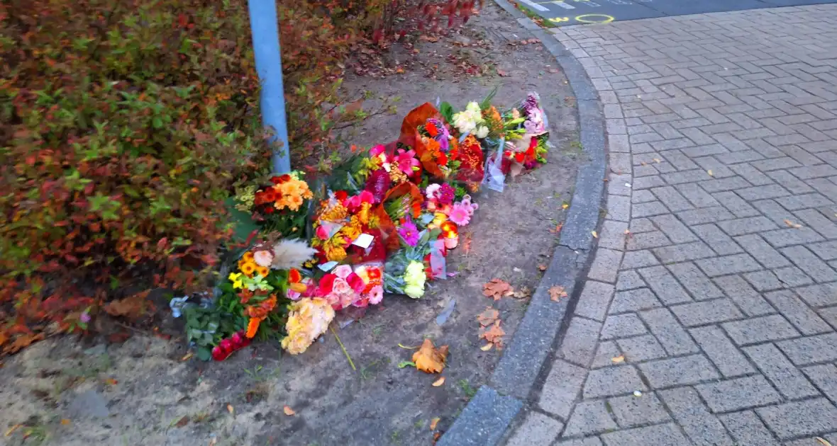 Bloemen neergelegd voor overleden man(18) - Foto 3