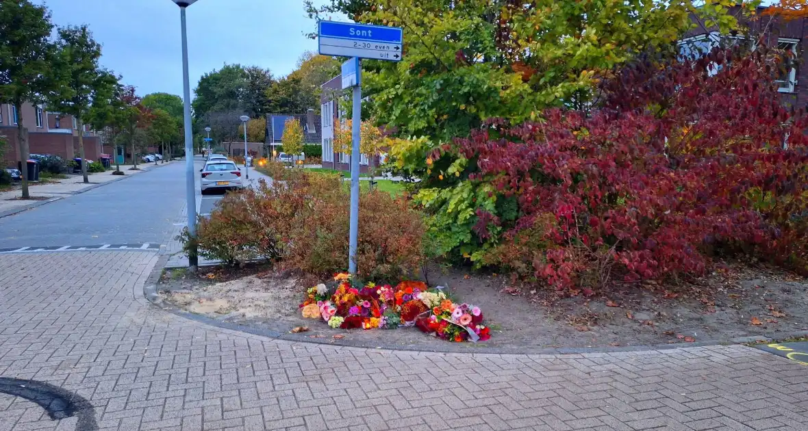 Bloemen neergelegd voor overleden man(18) - Foto 4