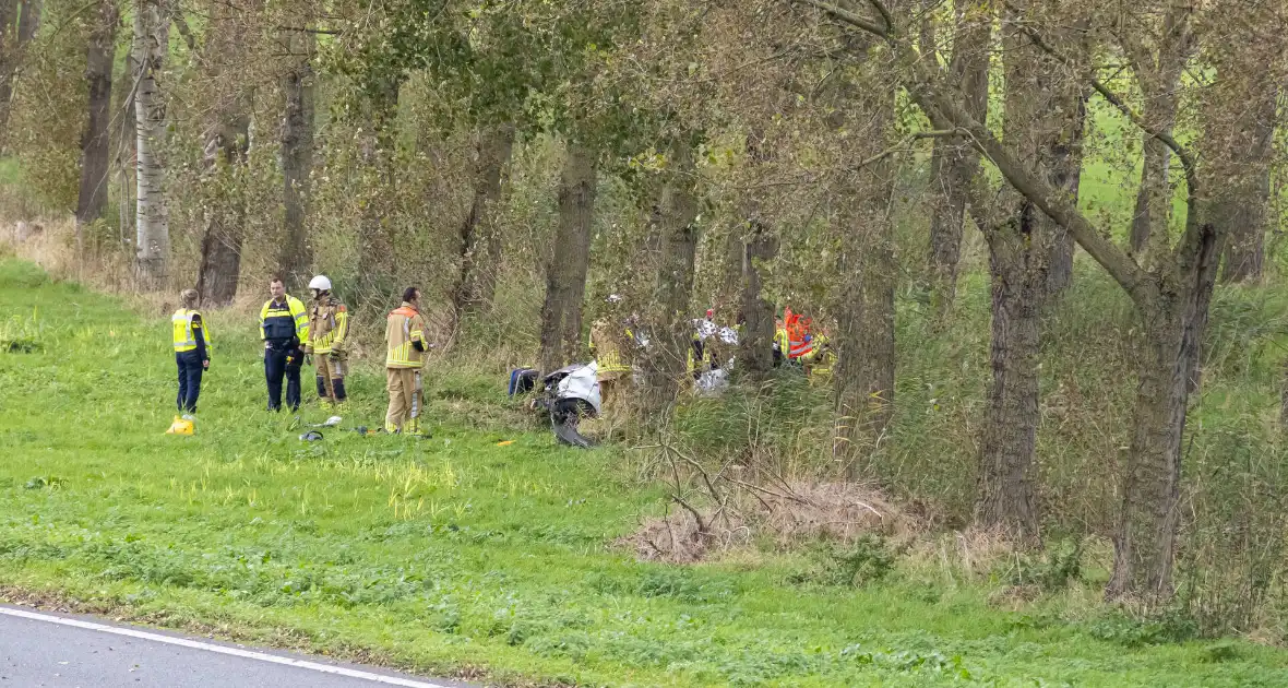 Traumahelikopter landt op snelweg bij ongeval - Foto 2