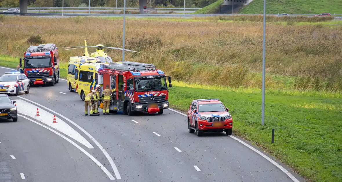 Traumahelikopter landt op snelweg bij ongeval - Foto 3