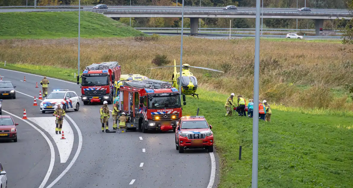 Traumahelikopter landt op snelweg bij ongeval - Foto 4