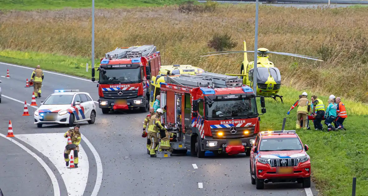 Traumahelikopter landt op snelweg bij ongeval - Foto 5