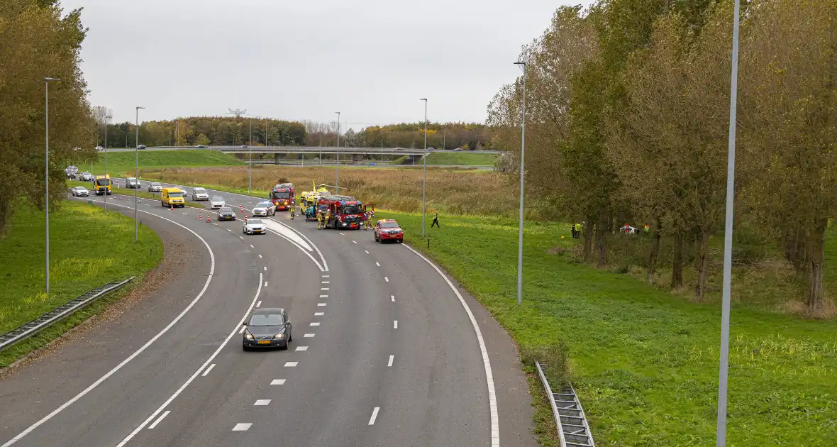 Traumahelikopter landt op snelweg bij ongeval - Foto 6