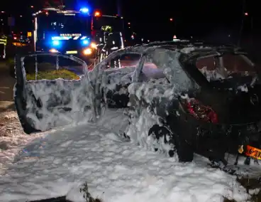 Brand onder motorkap van auto tijdens het rijden