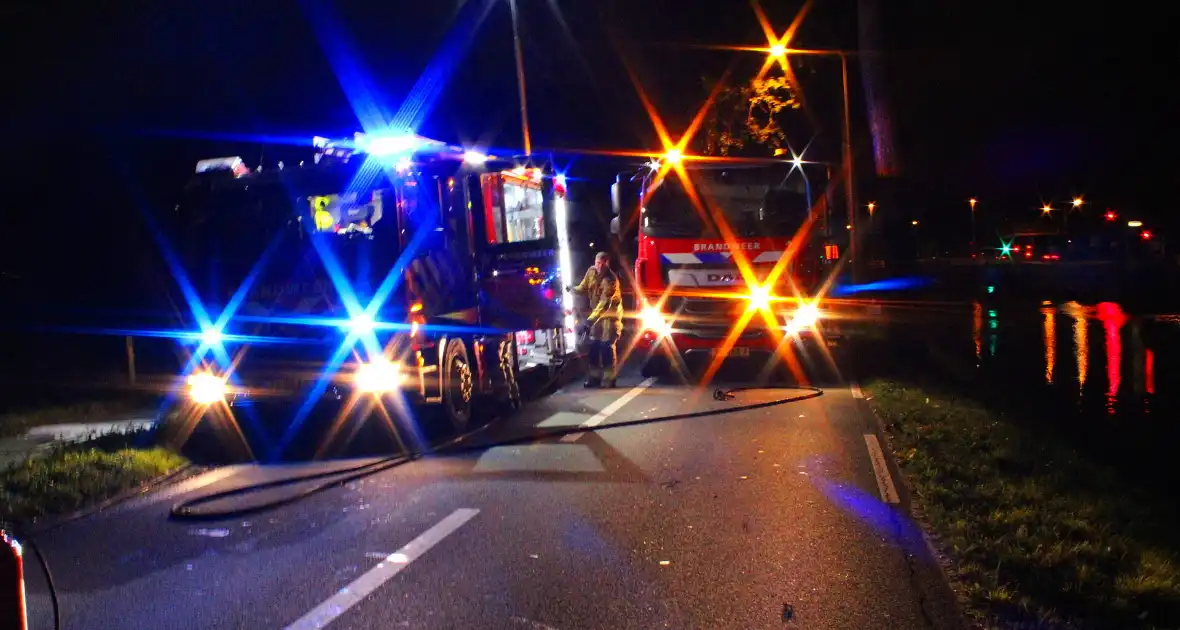 Brand onder motorkap van auto tijdens het rijden - Foto 1