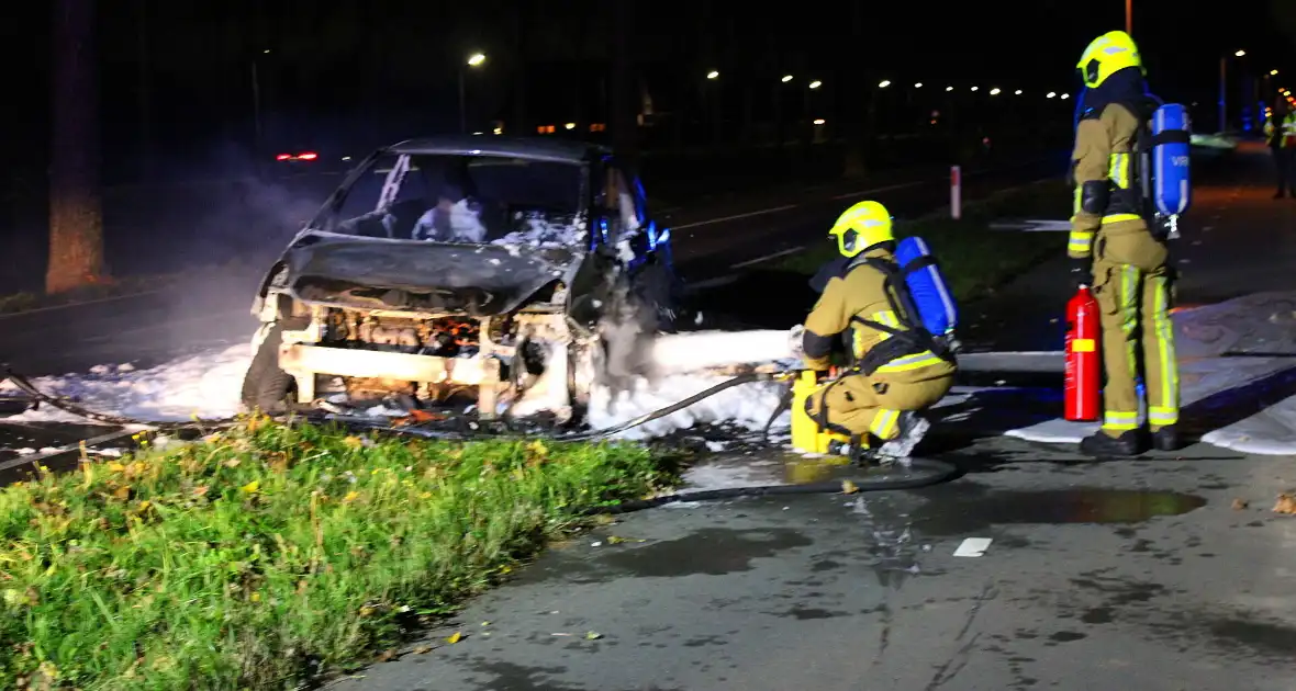 Brand onder motorkap van auto tijdens het rijden - Foto 10