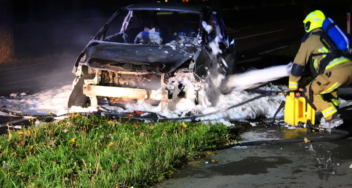 Brand onder motorkap van auto tijdens het rijden - Foto 11