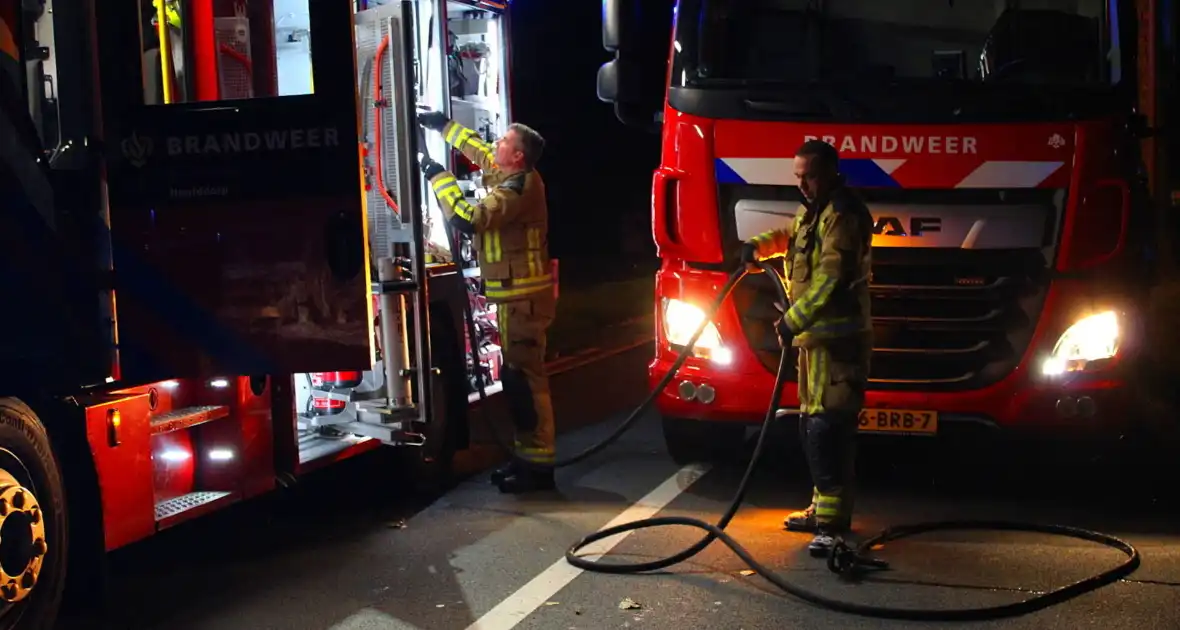 Brand onder motorkap van auto tijdens het rijden - Foto 2